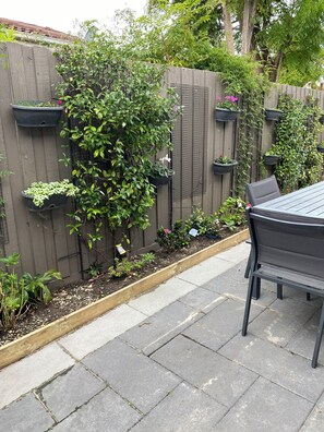 Outdoor dining - Eastern Suburbs Gem (Forest Hill)
