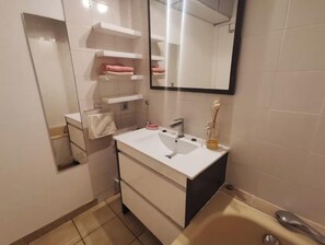 Bathroom - Spacious and cozy apartment with a flower-filled terrace in downtown Annecy (Annecy)