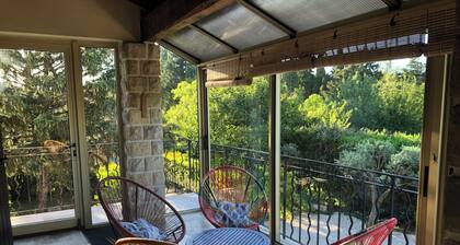 Charming, air-conditioned two-bedroom apartment with a garden for 4 guests, in a quiet location near the Alpilles