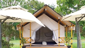 Deluxe tent, balkon, uitzicht op tuin | Terrein van de accommodatie