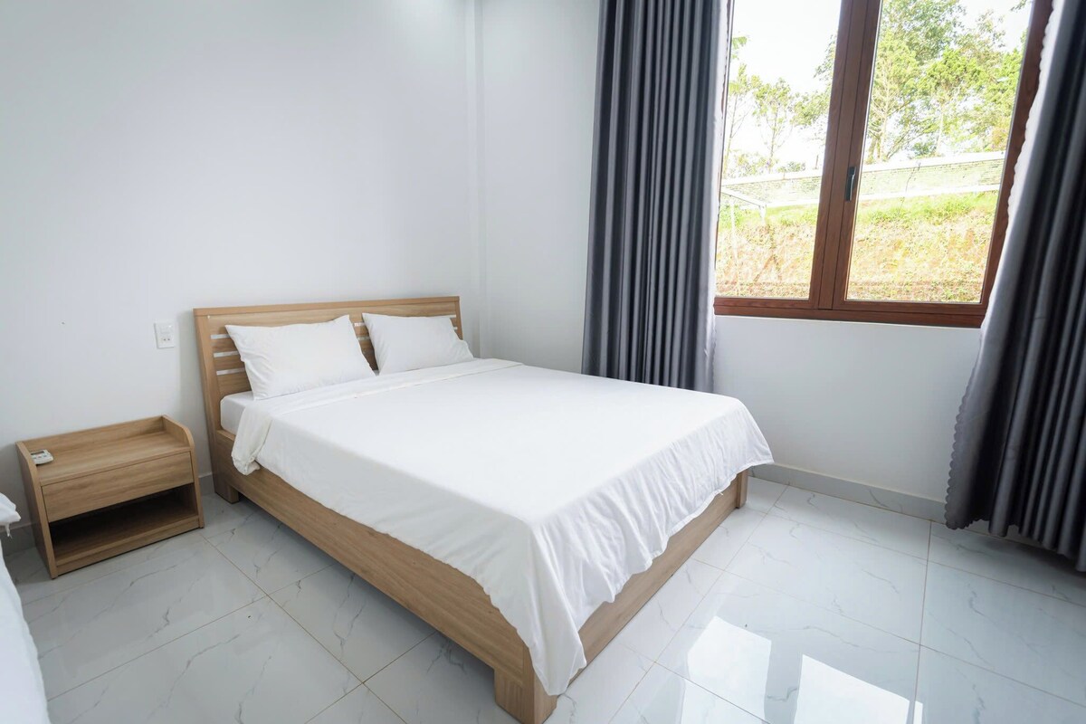 Deluxe Bungalow, Balcony, Lake View | Blackout drapes, iron/ironing board (on request), WiFi (free)