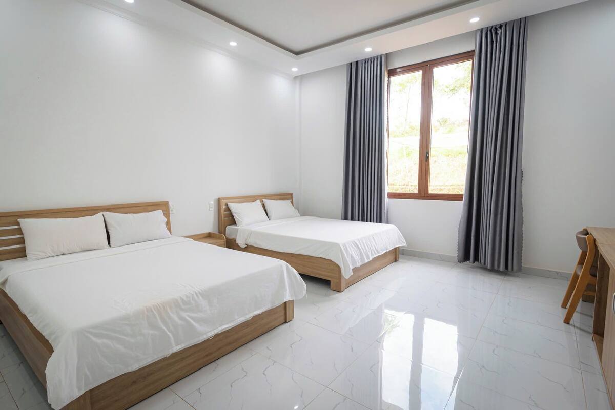 Habitación Deluxe con 1 cama doble o 2 individuales, vistas al jardín | Cortinas opacas, tabla de planchar con plancha, wifi gratis
