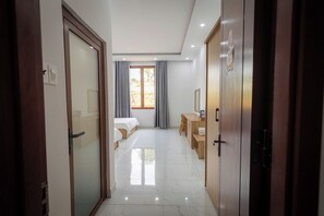 Màn/rèm cản sáng, bàn ủi/dụng cụ ủi quần áo