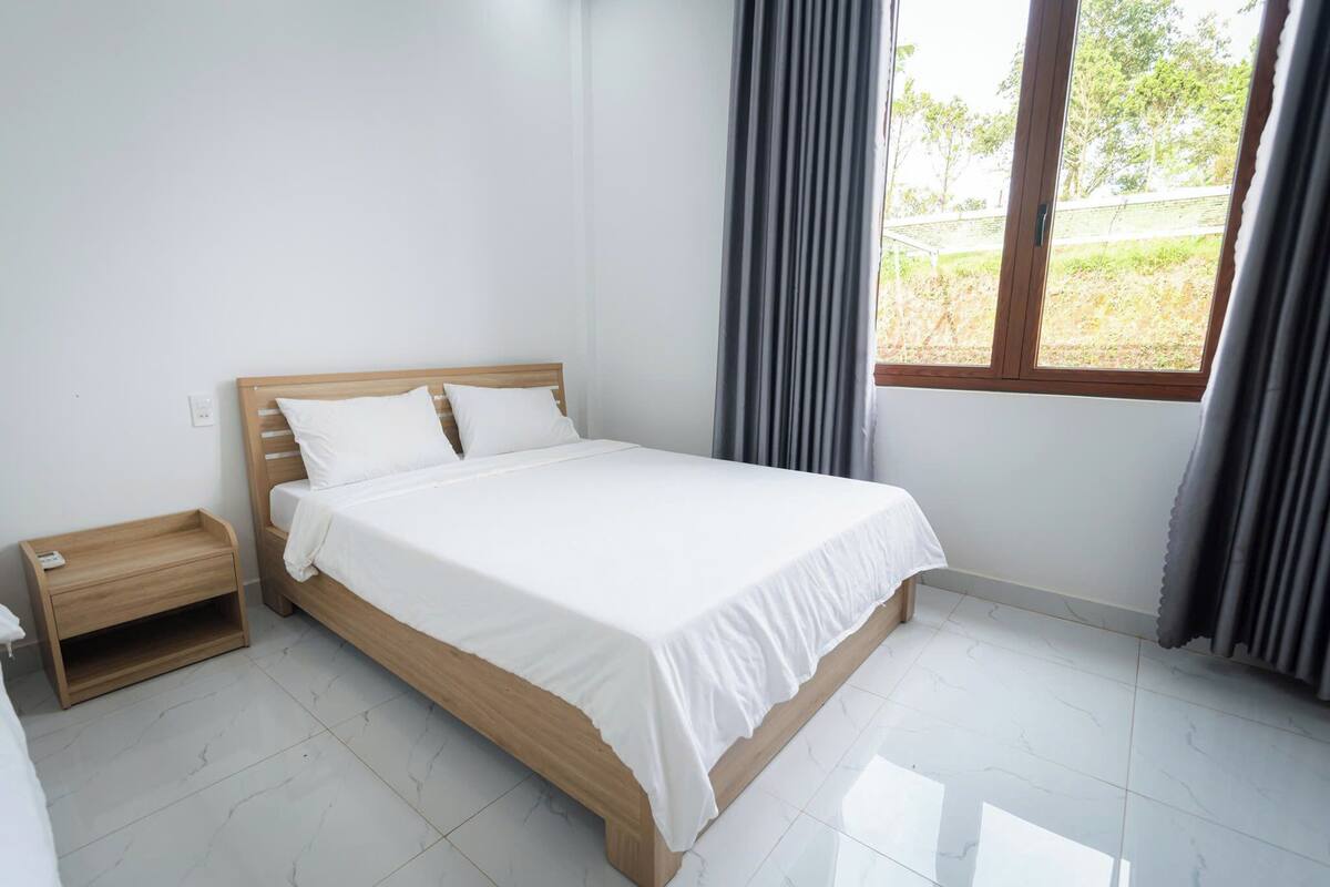 Bungalow Deluxe, balcón, vistas al lago | Cortinas opacas, tabla de planchar con plancha, wifi gratis