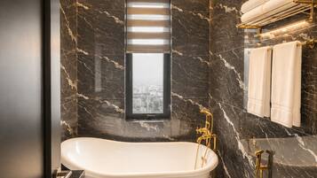 Luxury Room, City View | Bilik Mandi | Pengering rambut, tuala disediakan, sabun, syampu