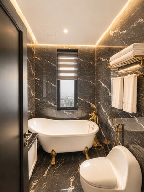 Habitación de lujo, vista a la ciudad | Baño | Secadora de cabello, toallas, jabón, shampoo 