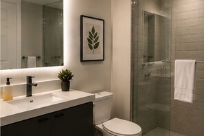 Comfort-Suite | Badezimmer | Haartrockner, Handtücher, Seife, Shampoo