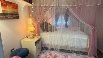 Iron/ironing board, WiFi, bed sheets, wheelchair access