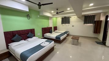Kamar Keluarga | Seprai premium, busa memori, meja kerja, dan ruang kerja ramah laptop