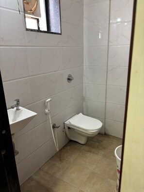 Shower, rainfall showerhead, designer toiletries, towels - HOTEL VIVANTA (ahmedabad)