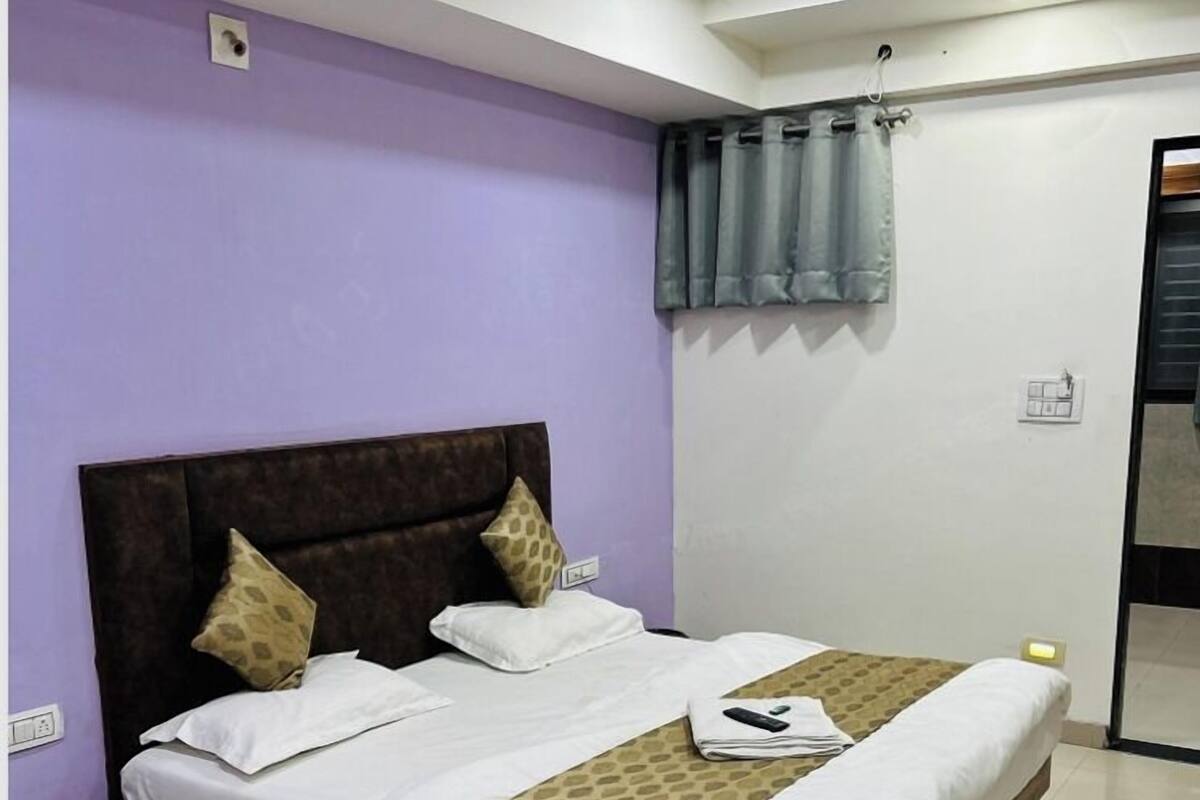 Deluxe Room | Peralatan tempat tidur premium, busa memori, meja 