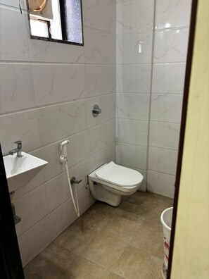 Een douche, een regendouche, designer toiletartikelen, handdoeken