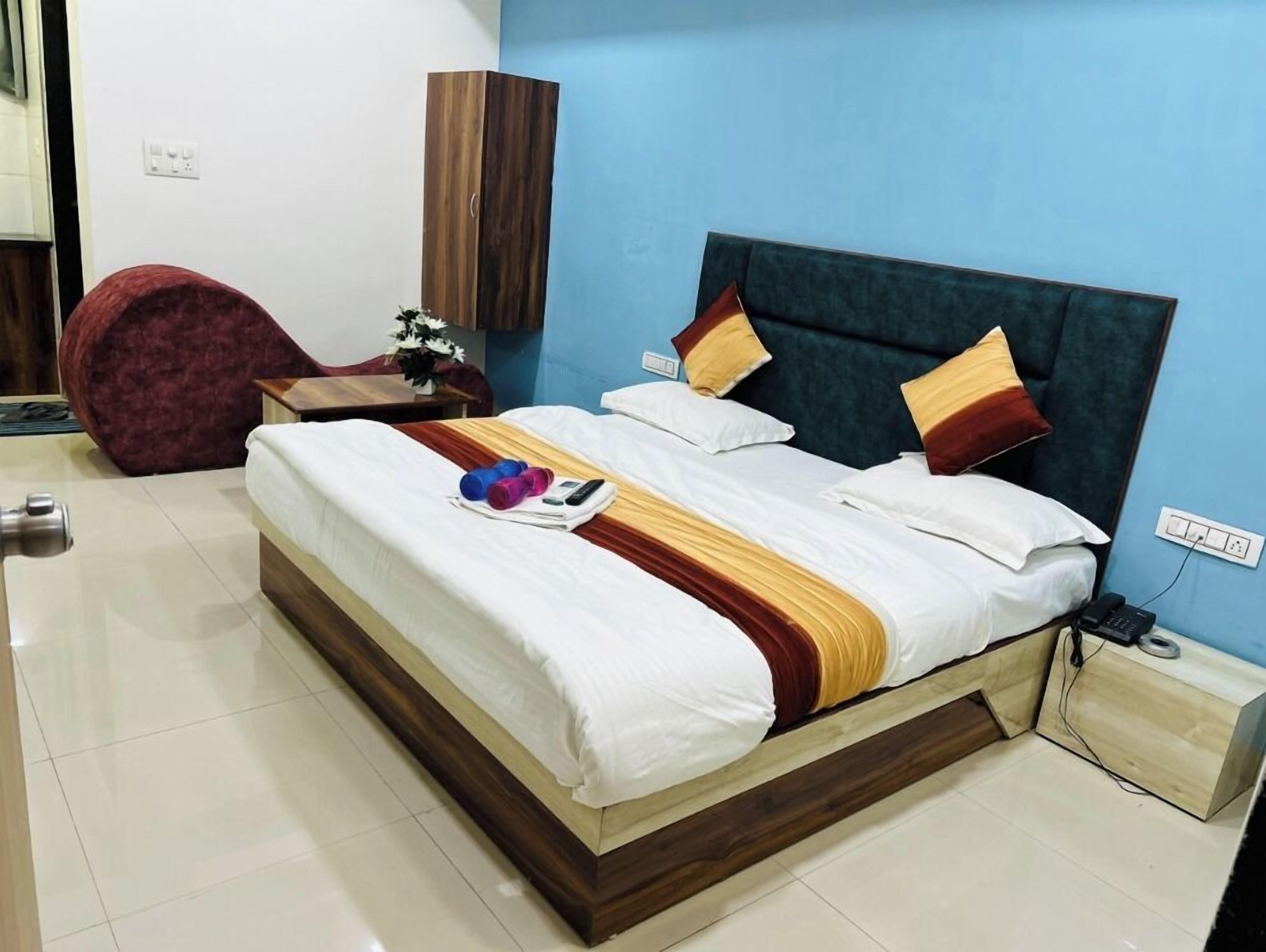 Deluxe Room | Premium bedding, memory-foam beds, desk, laptop workspace