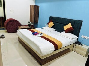 Deluxe-Zimmer | Hochwertige Bettwaren, Betten mit Memory-Foam-Matratzen, Schreibtisch
