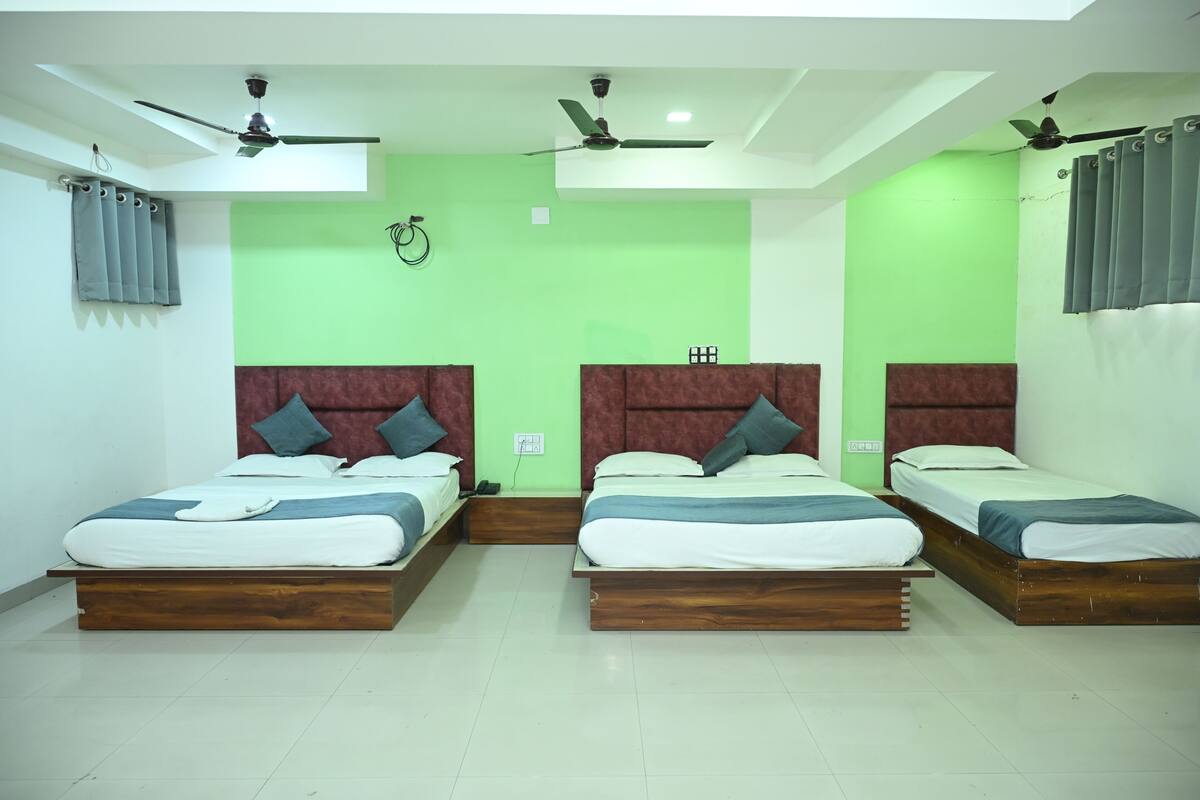 Family Room | Peralatan tempat tidur premium, busa memori, meja 