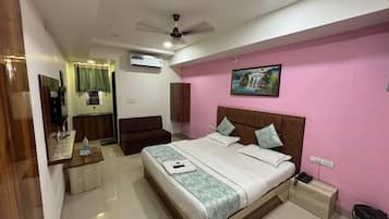 Deluxe Room | Premium bedding, memory-foam beds, desk, laptop workspace