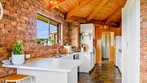 Fridge, microwave, oven, stovetop - Seabreeze Retreat by the Beach (Sulphur Creek)