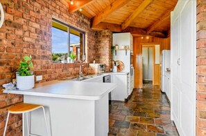 Fridge, microwave, oven, stovetop - Seabreeze Retreat by the Beach (Sulphur Creek)