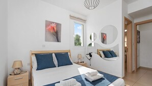 Ein modernes Schlafzimmer mit einem großen Bett, Nachttischen, einem Fenster und einem Spiegel.