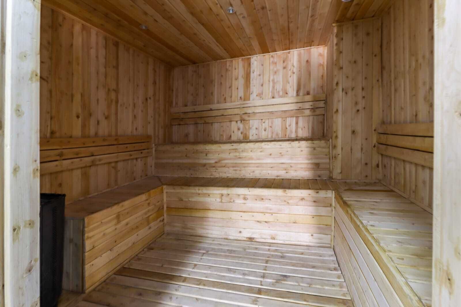 Een sauna met houten wanden en banken.
