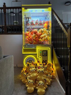 Eine Krallenklammüllung mit Stofftieren in der Nähe einer Treppe.