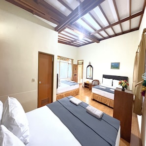 Free WiFi, bed sheets - Lembah Bougenville Resort (West Java)