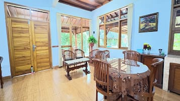 Villa, 6 Bedrooms | Dining
