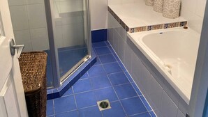 A bathroom with a glass shower enclosure, a bathtub, and a tiled floor. - Room-relax & Unwind on the Gold Coast (Gold Coast)