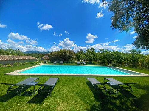 Large farmhouse in Bonnieux, with a fenced-in pool and air conditioning