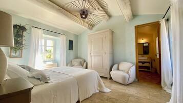 Iron/ironing board, travel cot, free WiFi, bed sheets