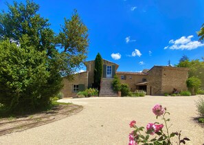 A stone building with a central staircase, a door, and a window. - Large farmhouse in Bonnieux, with a fenced-in pool and air conditioning (Bonnieux)