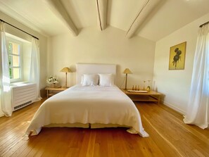Tabla de planchar con plancha, cuna de viaje, wifi gratis y ropa de cama
