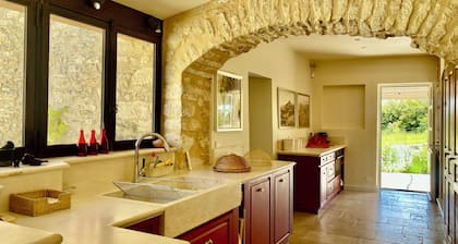 Large farmhouse in Bonnieux, with a fenced-in pool and air conditioning