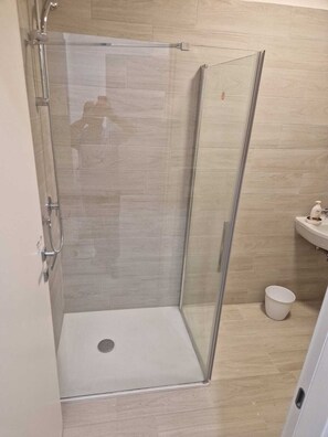 ヘアドライヤー、タオル、石鹸、トイレットペーパー