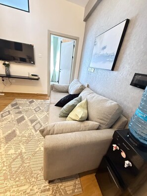 Apartamento clásico, vistas a la ciudad | Zona de estar | Smart TV de 32 pulgadas con canales digitales