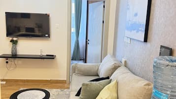 Classic-Apartment, Stadtblick | Wohnbereich | 32-Zoll-Smart-TV mit Digitalempfang