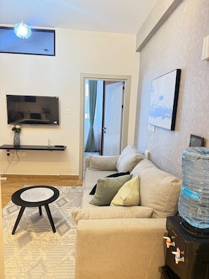 Apartamento clásico, vistas a la ciudad | Zona de estar | Smart TV de 32 pulgadas con canales digitales