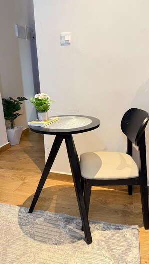 Apartamento clásico, vistas a la ciudad | Zona de estar | Smart TV de 32 pulgadas con canales digitales