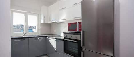 Refrigerador, microondas, horno y parrilla de estufa