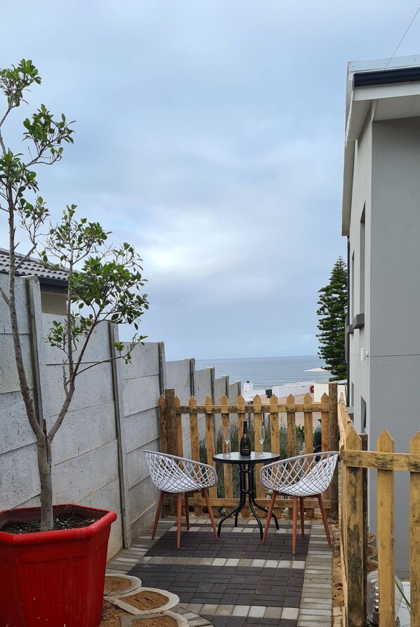 Outdoor dining - Luxurious 2-Bedroom Apartment with Sea View in Mossel Bay (Mossel Bay)