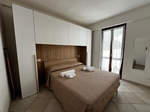 Tabla de planchar con plancha, wifi y ropa de cama