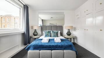 4 bedrooms, desk, iron/ironing board, travel crib