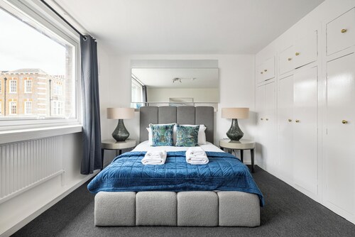 ' 4 Bed/5 Bath Charming n' Spacious Hyde Park Stay`