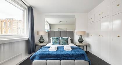 ' 4 Bed/5 Bath Charming n' Spacious Hyde Park Stay`