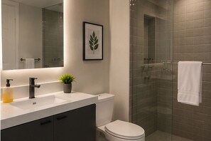 Deluxe-Zimmer | Badezimmer | Kostenlose Toilettenartikel, Haartrockner, Handtücher, Seife