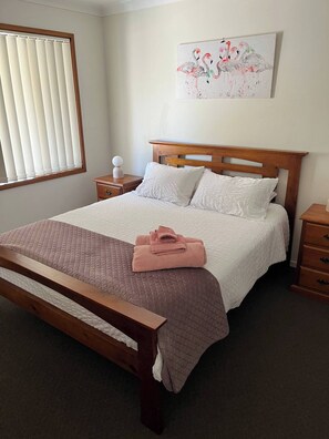 3 bedrooms, iron/ironing board, WiFi, bed sheets - Family 3 bedroom house located in Tuncurry (Tuncurry)