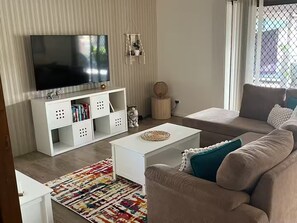 Smart TV - Family 3 bedroom house located in Tuncurry (Tuncurry)