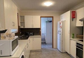 Private kitchen - Family 3 bedroom house located in Tuncurry (Tuncurry)