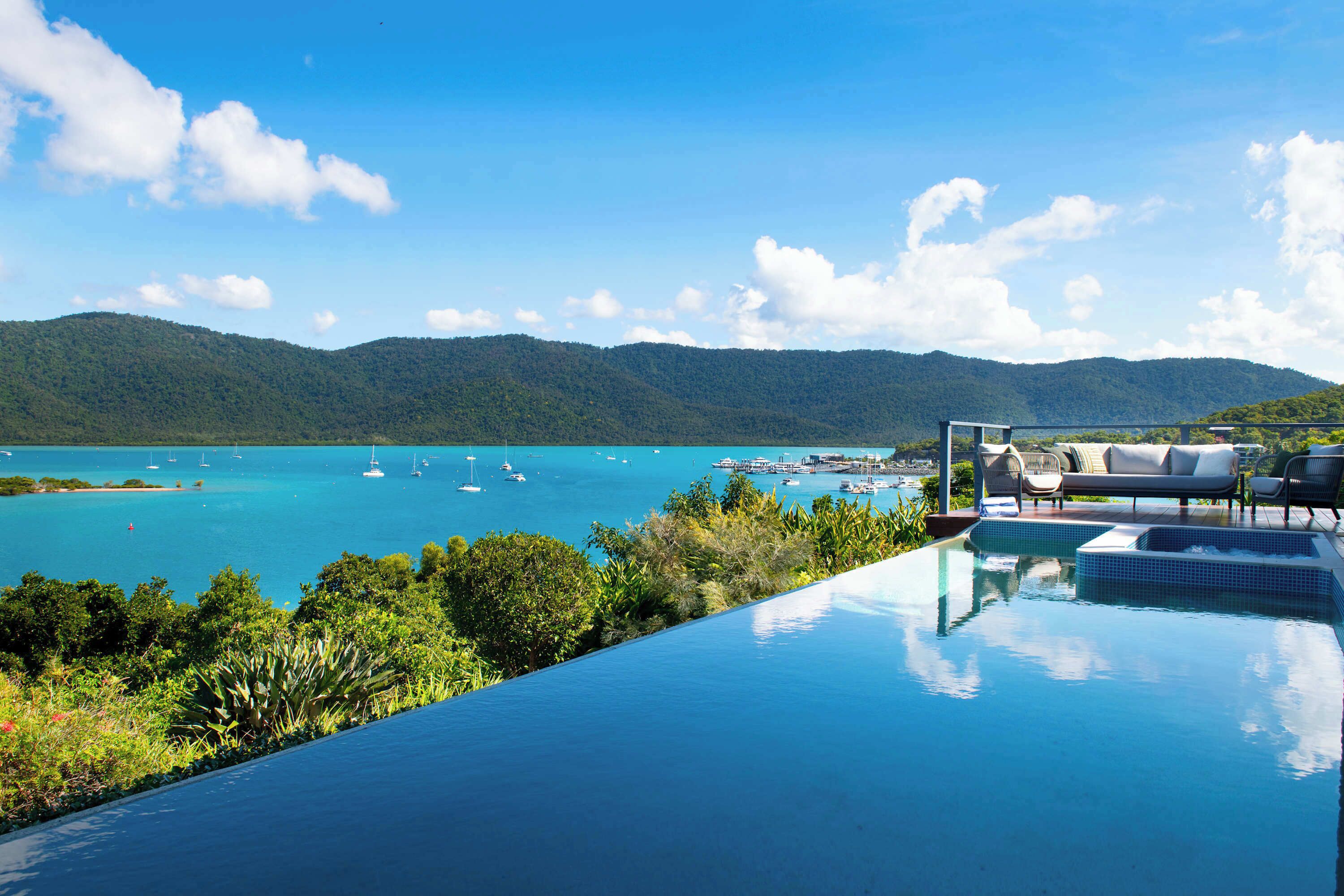 Wet edge pool and jazuzi with island views!