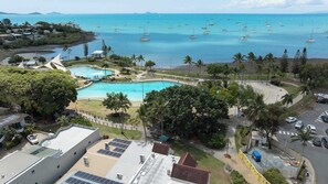 Ein Resort mit Pool, Strand und Blick auf das Meer mit Booten.